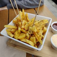 Papas fritas (salsa probablemente no vegana) at Txinuk in Getxo