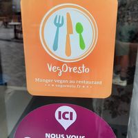 Stickers highlighting they are a vegan friendly restaurant at Phood in Orleans