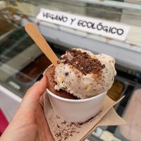Helado de chocolate, galleta y virutas de chocolate. Fira Alternativa de València  at Vegetas in Valencia