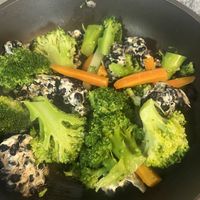 Tempeh de soja negra salteado cin brócoli y zanahoria   at Vegetas in Valencia