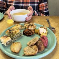 Probando un poco de casi todos los frios  at DaTerra in Aveiro