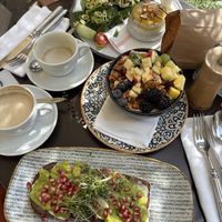 Del Prado Frühstück, Granola-Bowl mit Sojajoghurt und Brot mit Avocado😄 at Kunsthauscafé in Graz