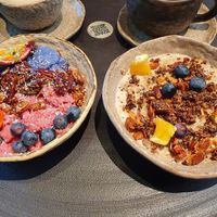 Smoothie Rojo y Azul y Overnight Oats at Honest Greens - Plaça Catalunya in Barcelona