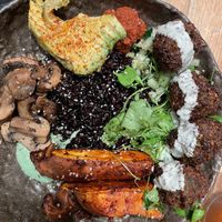 Avocado and rice plate  at Honest Greens - Plaça Catalunya in Barcelona