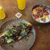 Avocado Toast y Overnight Oats at Honest Greens - Plaça Catalunya in Barcelona