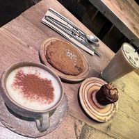 iced latte with almond milk, cappuccino with oat milk, chocolate chip cookie & vanilla caramel cupcake
 at Honest Greens - Plaça Catalunya in Barcelona