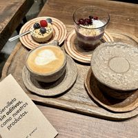 Hazelnut Maple Latte, chia seed pouding and macadamia cheesecake  at Honest Greens - Plaça Catalunya in Barcelona