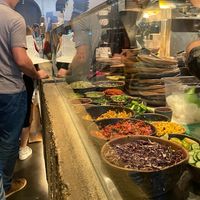 Na fila, onde conseguimos vê-los a preparar as refeições. at Honest Greens - Plaça Catalunya in Barcelona
