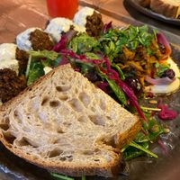 Pedi um market plate (inclui pão e salada) "Homemade Falafel with Tahini Sauce" (A mix of chickpeas, leeks, pepper, cumin, herbs and tahini sauce.Elaborated with olive oil) (8,50 at Honest Greens - Plaça Catalunya in Barcelona