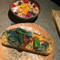 Overnight oats and Honest Pan Tumaca at Honest Greens - Plaça Catalunya in Barcelona