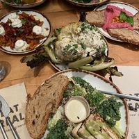 Delicious vegan options!! (Ignore the steak for my coworker on the back plate) everything else is plant based and we all LOVED it!  at Honest Greens - Plaça Catalunya in Barcelona