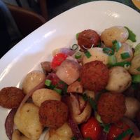 Backkartoffeln mit Zwiebeln und Falafeln at Cafe Del Sol in Castrop-rauxel