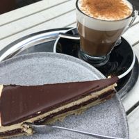 Vegane Donauwelle und Gewürzkaffee mit Hafermilch  at Fräulein Coffea in Bochum
