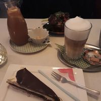 Vegane Donauwelle und Hafer-Latte 💕 at Fräulein Coffea in Bochum