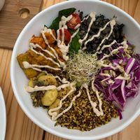 Bowl com tofu e vegetais  at Purana in Sao Paulo