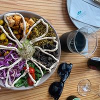 Bali Bowl e bebida chamada "carvão ativado" (limão, maçã e carvão ativado) at Purana in Sao Paulo