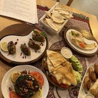 Bis auf den Teller rechts unten im Bild alles vegan. ❤️  at ARAMIA Podzamcze in Szczecin