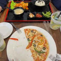 Koreanisches dalgabi und Mixed veggie Pizza  at Miso Kimchi in Tanah Rata
