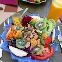 Salad with mango/orange sauce at Stressfree in Vila Nova De Milfontes