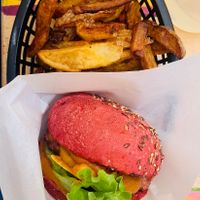 Cheeseburger with french friess  at Gurou Street Food in La Rochelle