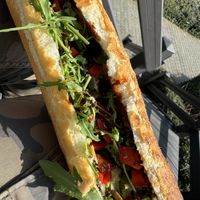 Le sandwich végétarien en mode végétalien, avec du pesto basilic et olives en plus.  at Season'S in Mons