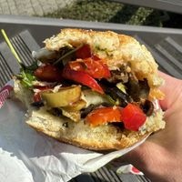 Le sandwich végétarien en mode végétalien, avec du pesto basilic et olives en plus.  at Season'S in Mons