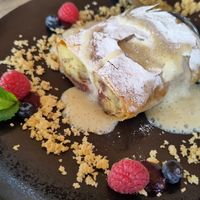 Veganer Topfen-Himbeerstrudel mit Vanillesauce at Seealm Hög in Serfaus