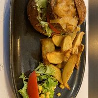 Le Broadway
Bun, steak végétal maison, salade, tomate, oignons caramélisés, sauce barbucue (version vegan)  at Twenty Buns in Mons