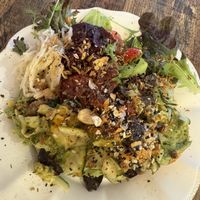 MÉMÉ AU POTAGER - 12,5€ (version végétalienne)
Tomates cerises, courgettes & aubergines grillées, tomates séchées, guacamole, mélange de graines, basilic frais.  at Mémé Tartine in Mons