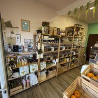 Kleiner Markt im Innenbereich  at Izzy's Market Vegetarian Boutique in Vila Do Bispo