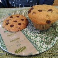 Muffin and cookie with chocolat chips at Izzy's Market Vegetarian Boutique in Vila Do Bispo