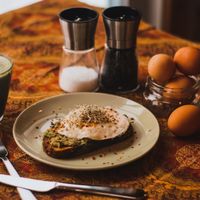 Avo-toast with run free biological eggs at Bonthé in Granby