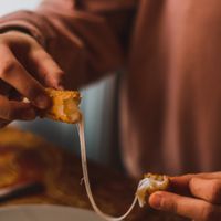 Try our cheese sticks 🧡 at Bonthé in Granby