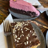 Snickers cake. 🤤 at Kaffekilden in Roskilde