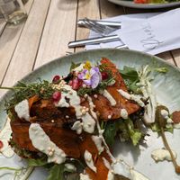 Veganer Lachs mit Salat und Avocado auf Brot at Preps in Maastricht