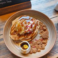 Pumpkin spice fall pancakes with miso caramel, apple compote, mascarpone & crumble at Preps in Maastricht