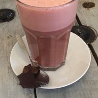 Red velvet lattee with oat milk at Preps in Maastricht