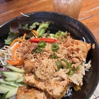 Ricenoodle bowl with lemongrass tofu and a refreshing tamarind ice teaa  at Chi Thu - Morassistrasse in Munich