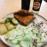 Vegane Schnitzel mit Gurkensalat und Dill-Kartoffeln nach polnischer Art.  at no bones in Krakow