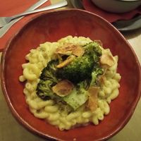 mac and cheese z pieczonymi brokułami at no bones in Krakow