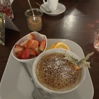 Veganes Creme Brûlée und Erdbeeren 🍓   at Kartoffelhaus in Freiburg