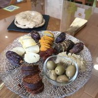 Tabla de quesos veganos y caseros, hechos con frutos secos y semillas  at La Marmita Verde in Ponferrada