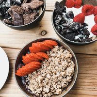 1 Acaibowl und hinten 2 mal die pancakes mit Kokosjughurt  at Purple Soul in Frankfurt