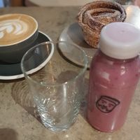 Cappuccino, latte and cruffin (non vegan) at Simon's in Linkoping