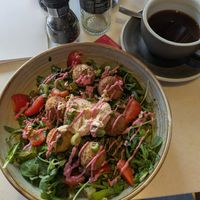 Medium Americano and falafel salad bowl at Cupp in Utrecht