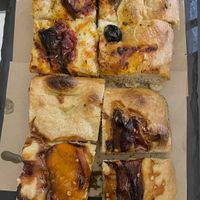 Focaccia mit Aubergine und Mozzarella (oben, vegetarisch) und mit Paprika (unten, vegan)  at Pizzadillo in Gran Canaria