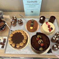 The big dark chocolate cake and the two smaller ones in the upper right corner are the vegan options  at Chokladfabriken in Stockholm