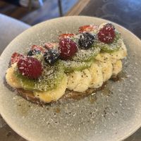 Zeit für a Erdnussbutterbrot  6,90€ - getoastetes Brot mit Erdnussbutter, Bananen, Beeren, Chia  at tiktak in Linz