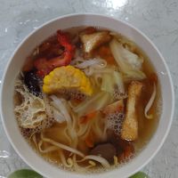 Hor Fun in herbal soup. (Their clear soup 清汤 is herbal soup) Lots of ingredients and good portion. Very yummy 😋 at Soon Xin Vegetarian in Ipoh