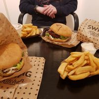 Burgers, chips & garlic mayo 😁 at Swing Kitchen - Schwedenplatz in Vienna